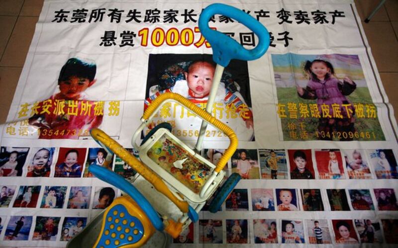 广东东莞悬赏一幅寻找被拐卖人口的招贴(路透社图片)